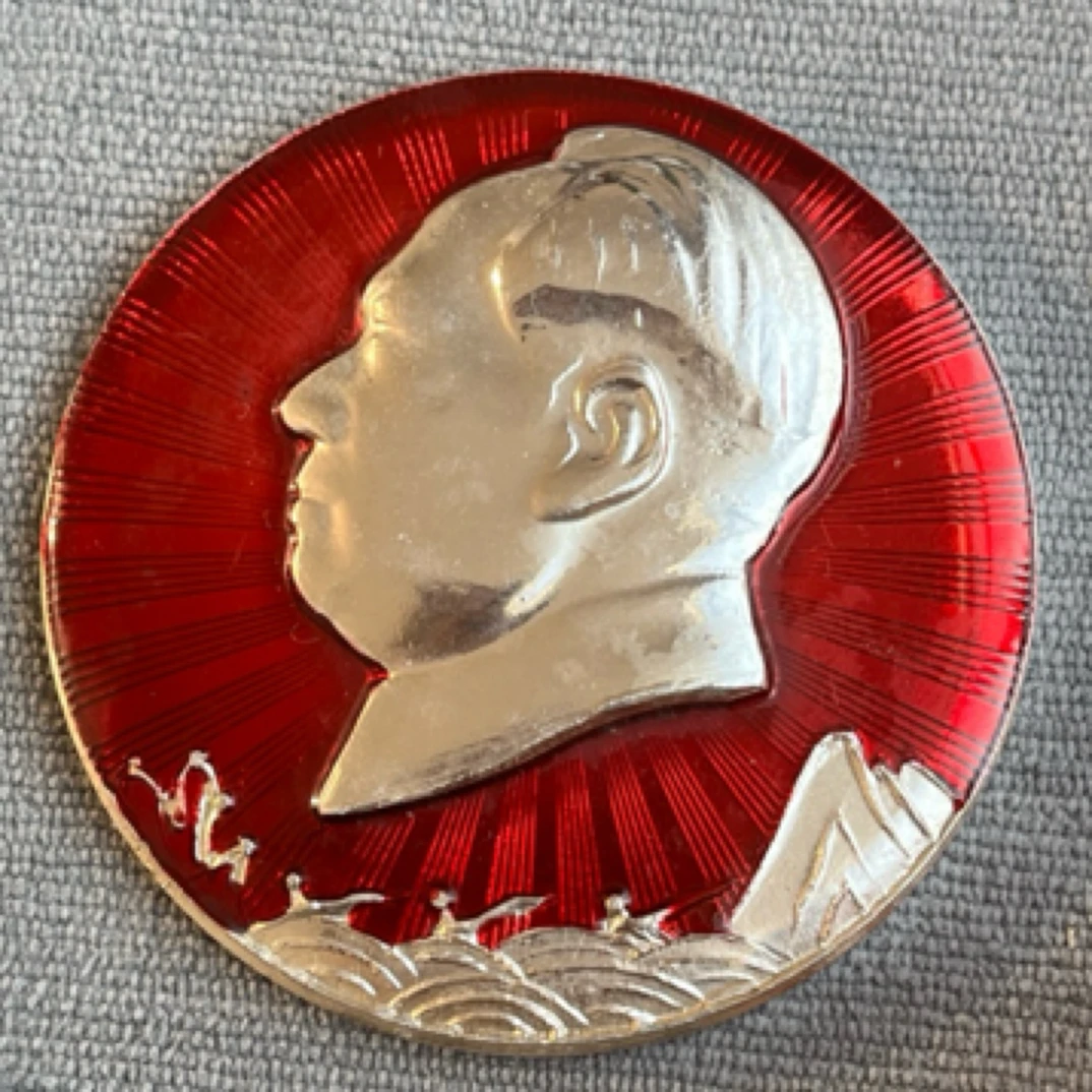 老像章 铝章 图案雪山 直径6公分 品相可