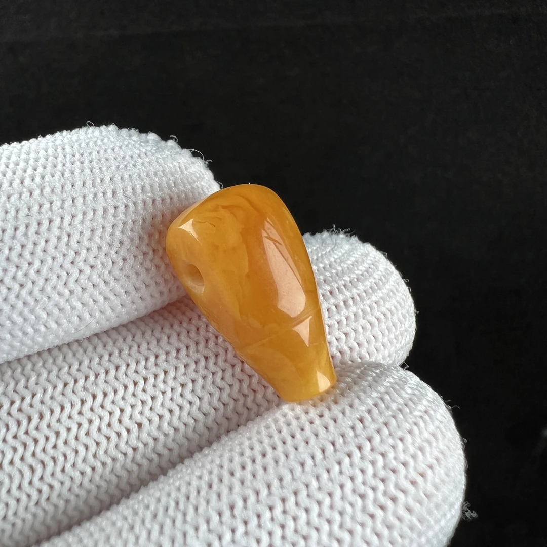 J6794天然原矿蜜蜡 老蜡三通 10.5*18.6mm 100克价