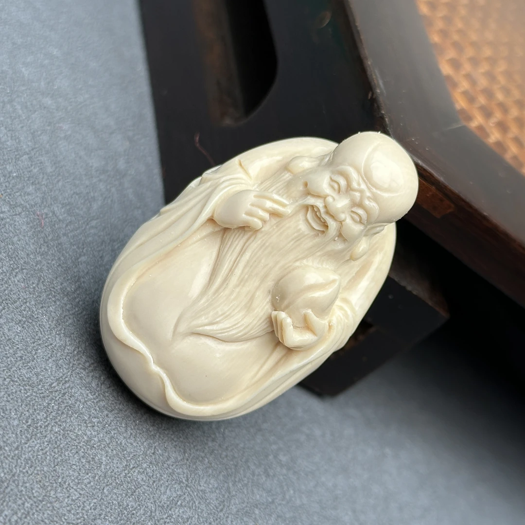 K5378天然猛犸牙 雕刻寿星 33*53*20mm支持鉴定 假一罚四