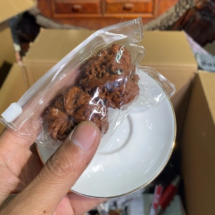 瓷片犹犹豫豫小心翼翼