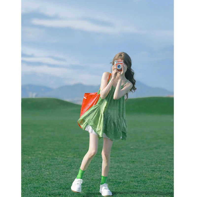 “绿野仙踪”日系超好看度假风设计感中长款褶皱下摆绿色绿色裙子