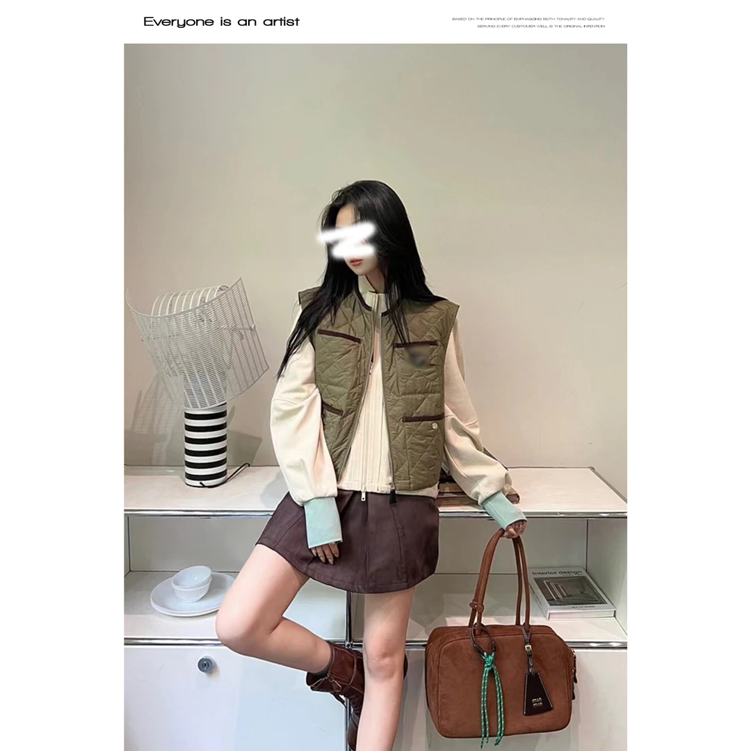 87968菱形格字母三角标马甲秋季