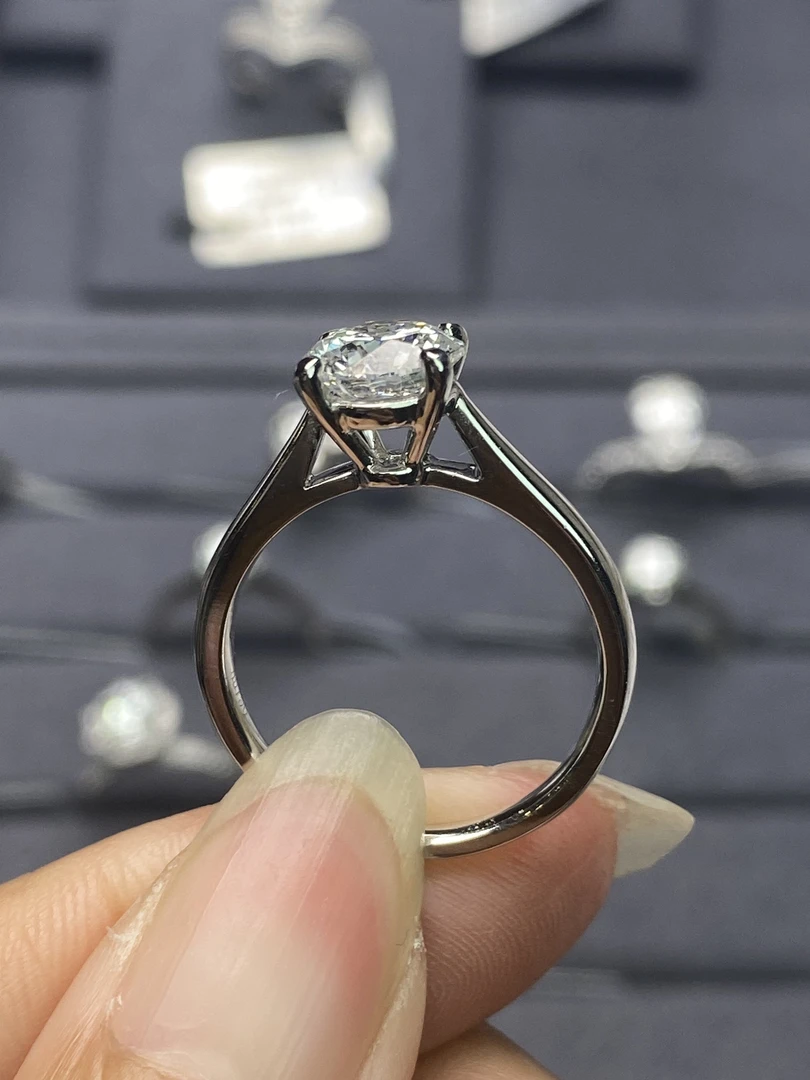 【合成/培育】18K镶嵌培育钻石1.5克拉四爪戒指