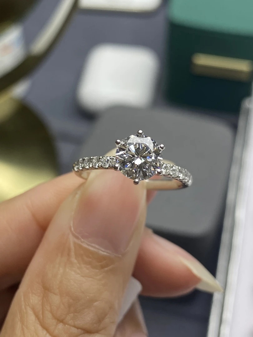 【合成/培育】18K镶嵌培育钻石白月光六爪女戒