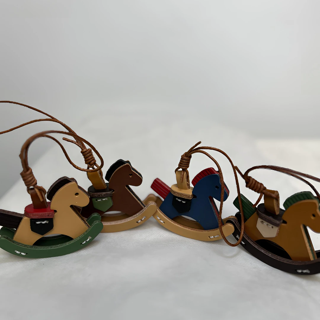 女士包包挂件,手工制作，精选头层牛皮，时尚，简约，百搭