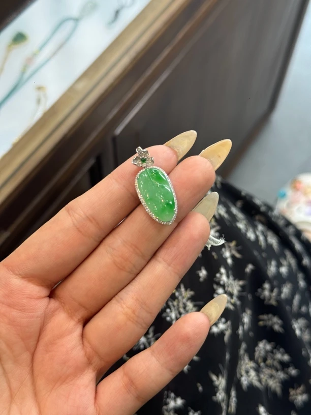 18k金镶嵌翡翠阳绿飘绿叶子