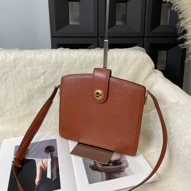 95新 LouisVuitton/路易威登 水波纹斜挎信封包