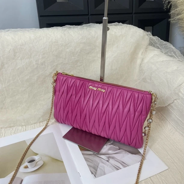 95新 MIU MIU/缪缪 玫红色褶皱皮质手拿包
