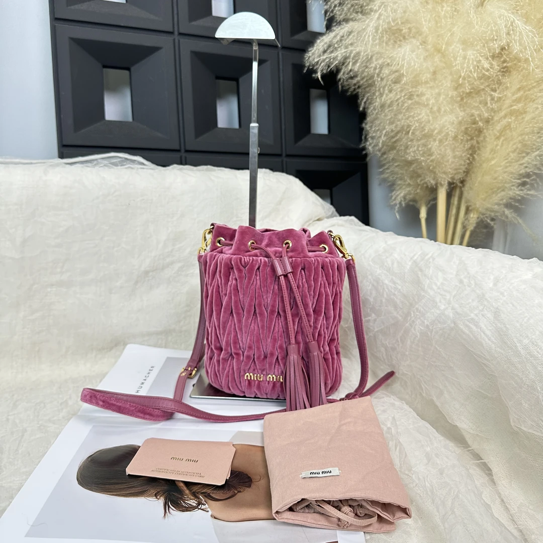 95新 MIU MIU/缪缪 绒绒莓果粉小号斜挎水桶包