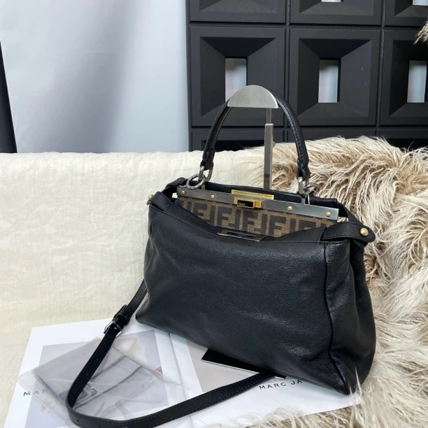 95新 FENDI/芬迪 黑金中号peekaboo手提斜挎包
