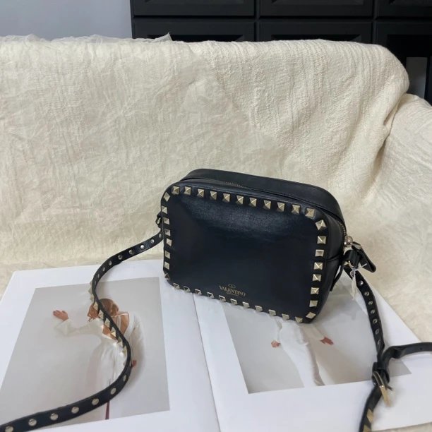 95新 Valentino/华伦天奴 黑色铆钉斜挎相机包