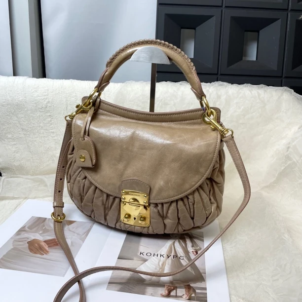 95新 MIU MIU/缪缪 奶茶色油蜡褶皱翻盖单肩斜挎包