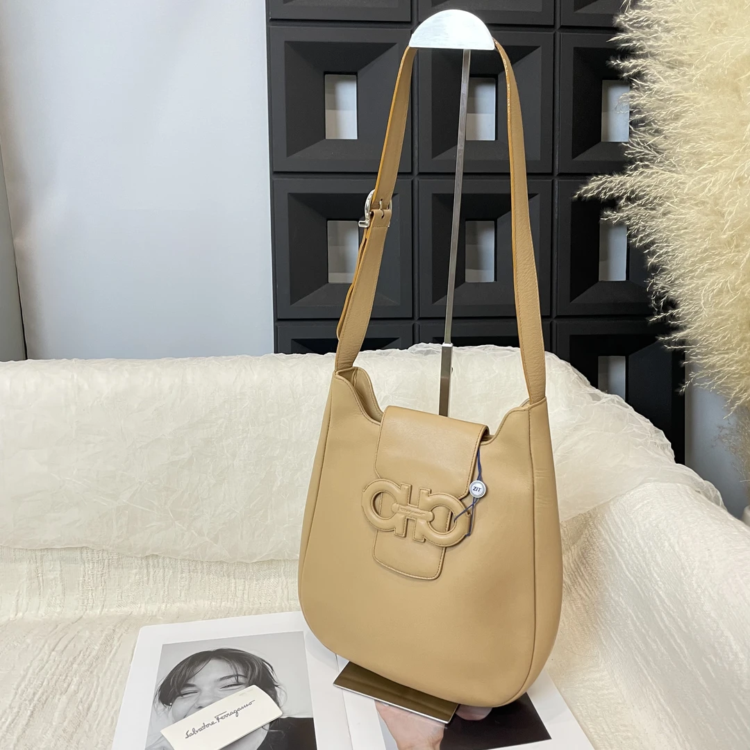 95新 FERRAGAMO/菲拉格慕 奶咖色搭扣长肩带斜挎包