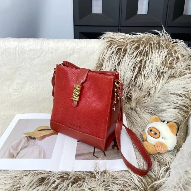 95新 LOEWE/罗意威 红色蛇骨搭扣斜挎包