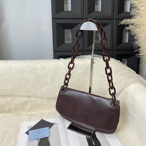95新 Prada/普拉达 巧克力棕链条单肩包