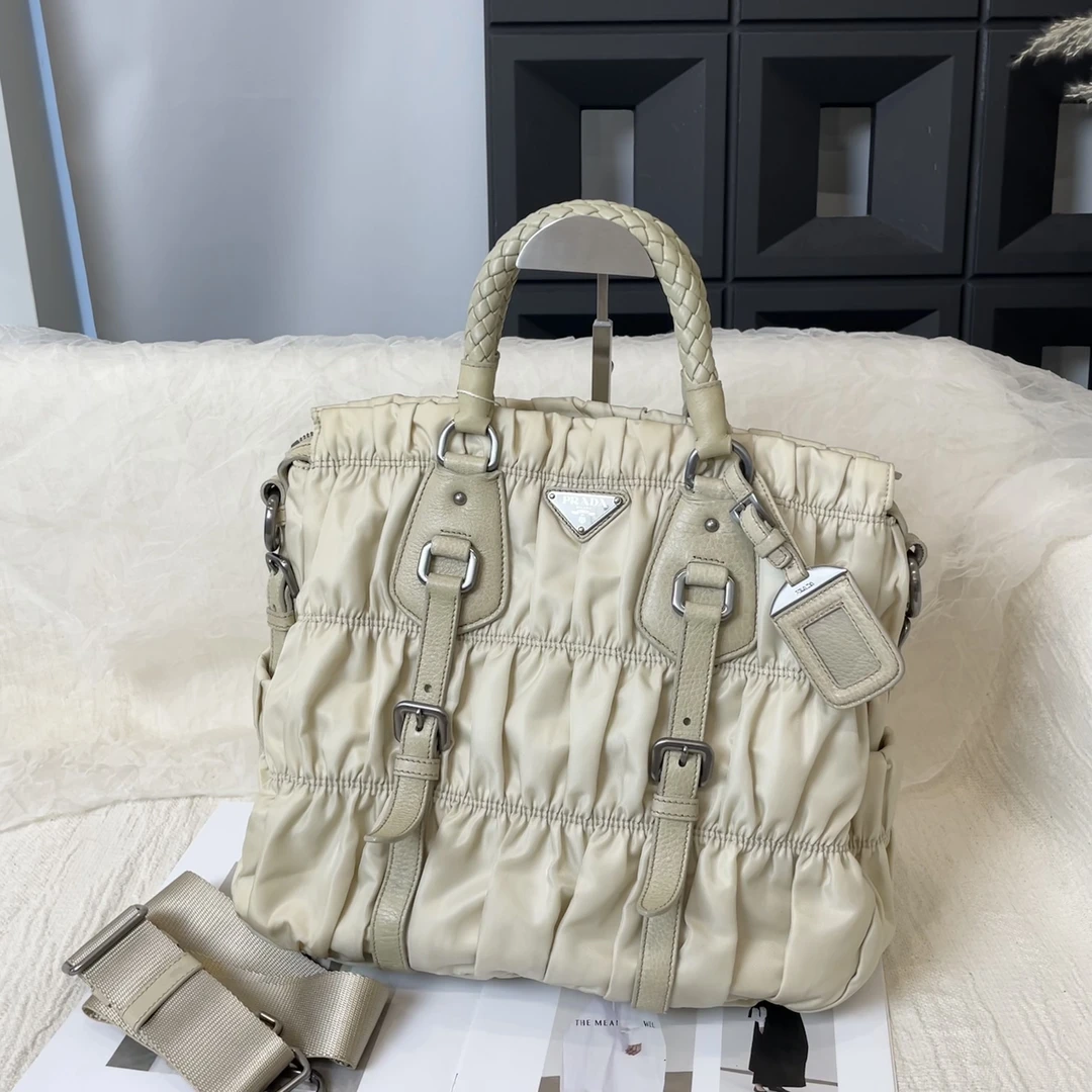 95新 Prada/普拉达 米白降落伞褶皱云朵手提斜挎托特包