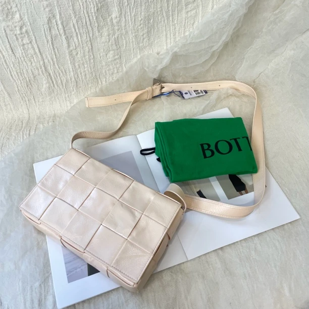 95新 BOTTEGA VENETA/葆蝶家 樱花粉油蜡编织斜挎豆腐包