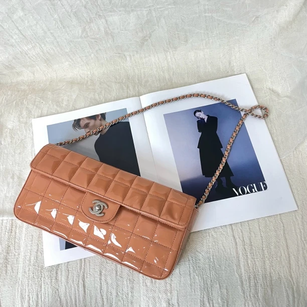 95新 Chanel/香奈儿 亮皮冰格法棍链条腋下包