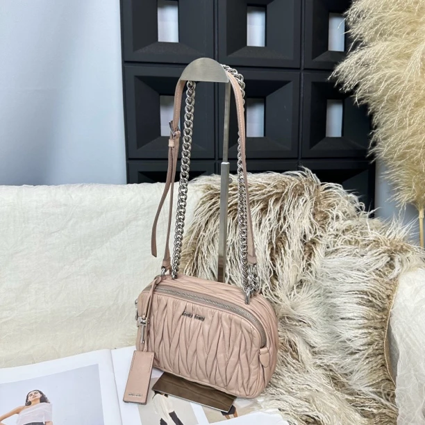 95新 MIU MIU/缪缪 粉色褶皱相机链条斜挎包