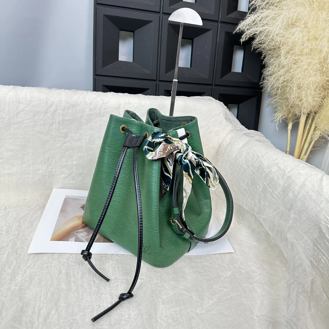95新 LouisVuitton/路易威登 黑绿拼色水波纹水桶斜挎包