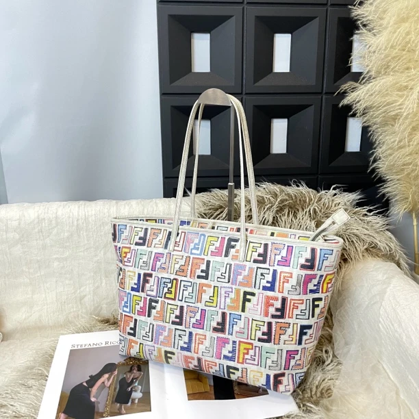 95新 FENDI/芬迪 限量涂鸦托特单肩包