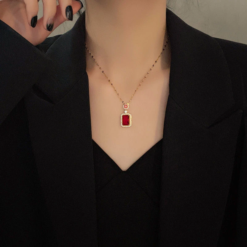 钛钢不褪色几何镶钻红色水晶项链复古大气锁骨链高级感设计颈链