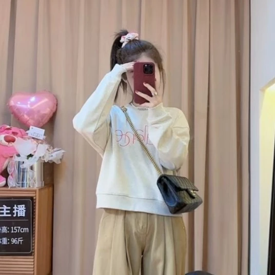 81365余小鱼 浅灰色简约红字英文字母印花圆领长袖卫衣女装