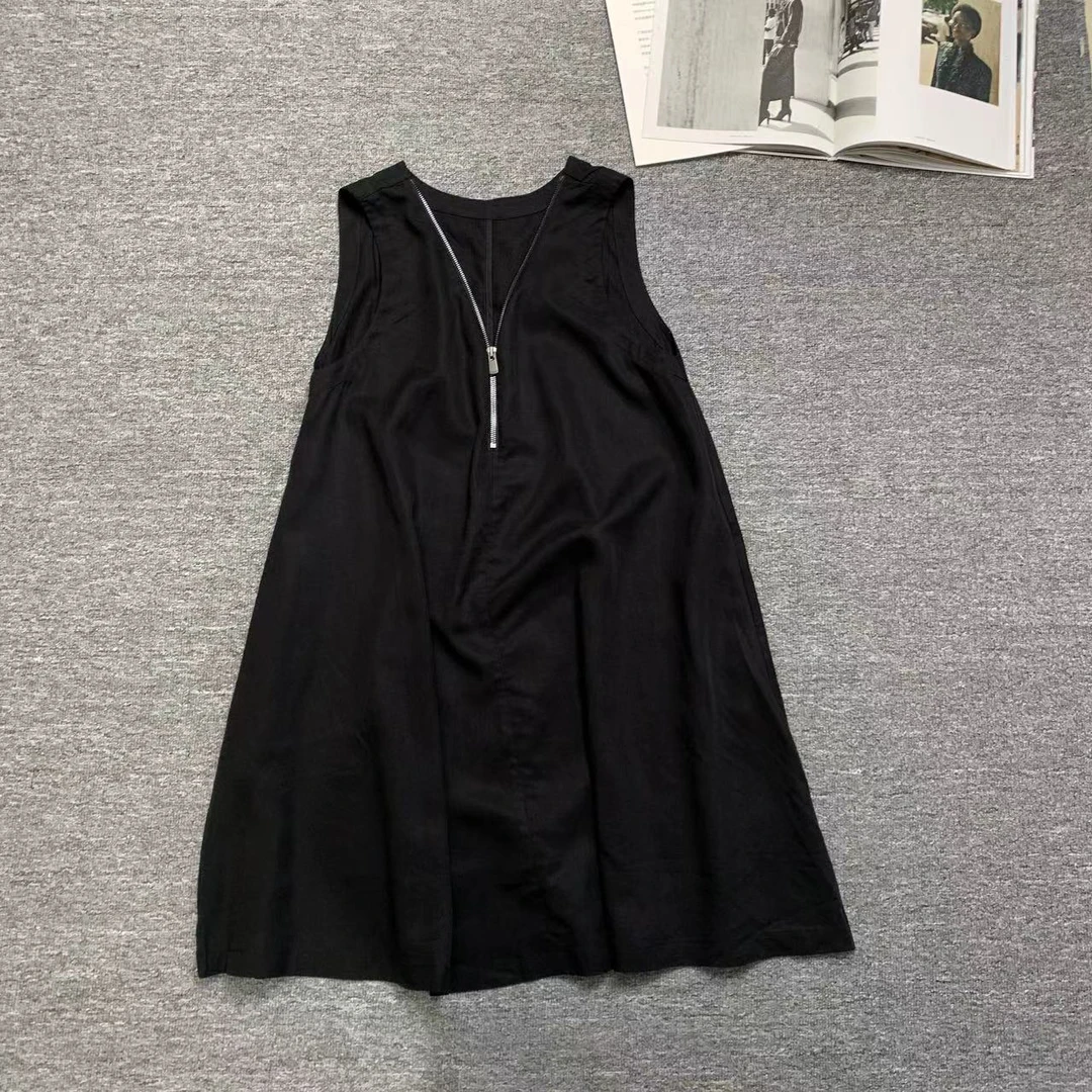 12589余小鱼 黑色简约V领半拉链设计中长款侧口袋背心连衣裙女装