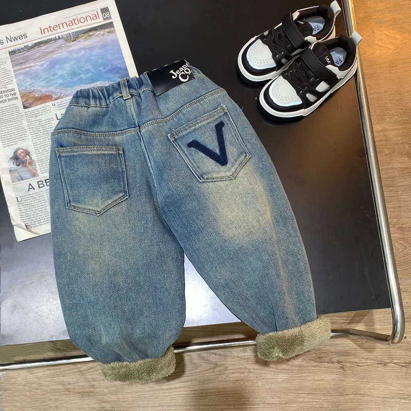 【加绒加厚糕糕绒】反季冬季新款男女童中性后袋V字母一体绒牛仔裤