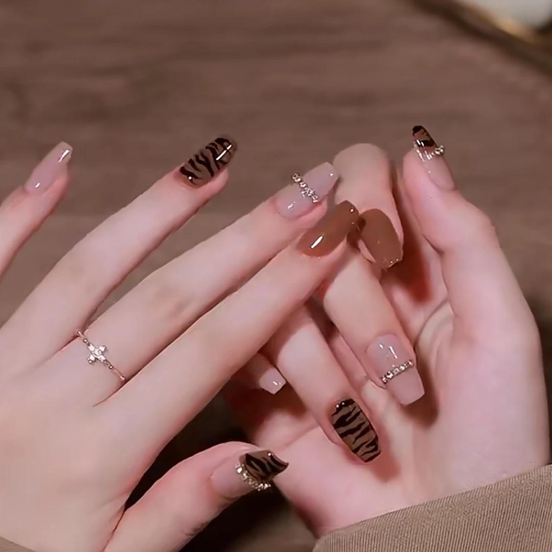 美拉德拼色豹纹穿戴美甲 中长款