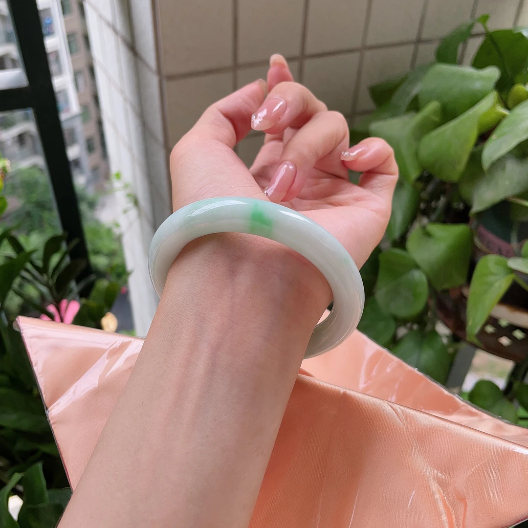 缅甸天然A货翡翠55-56圈口飘阳绿白底青胖圆条手镯