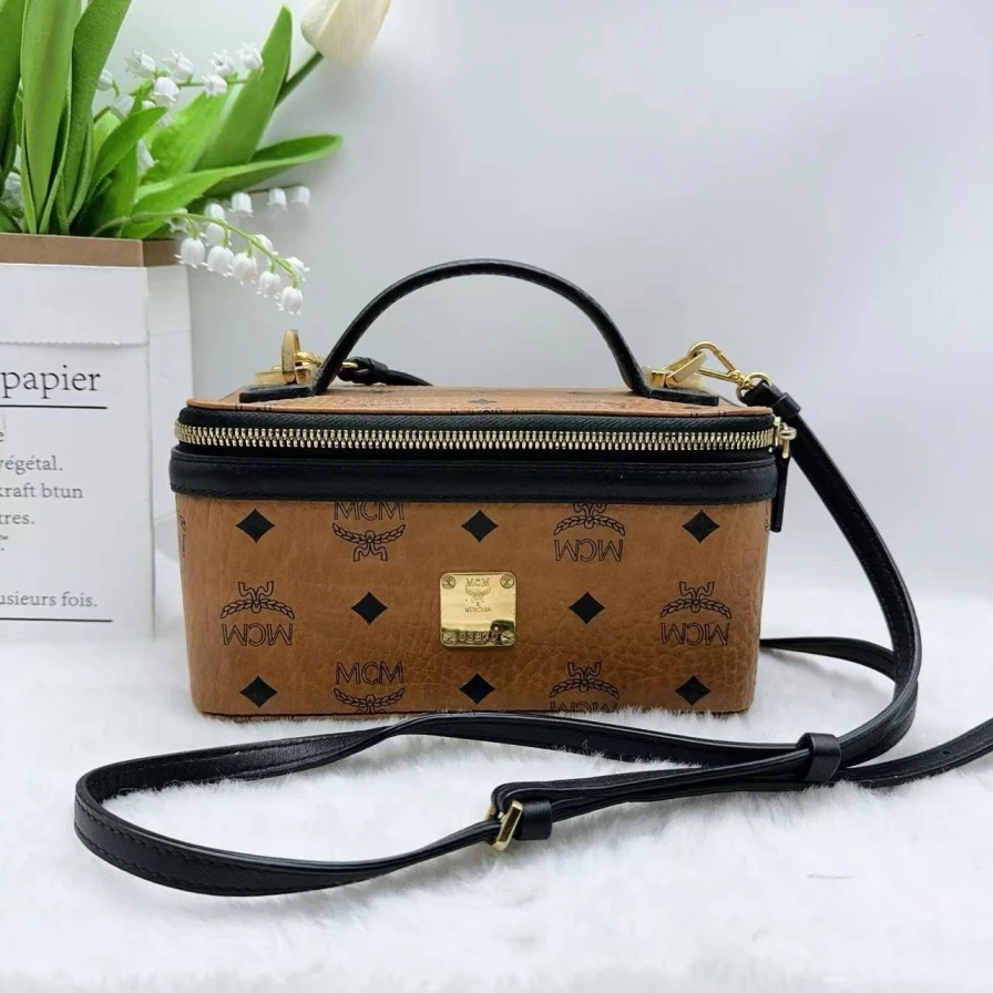 95新 MCM  干邑色化妆盒  899 1137