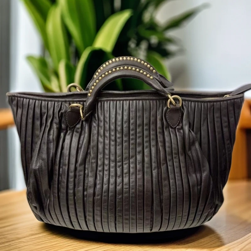 95新 MIU MIU/缪缪  深棕色褶皱手提包 925 9844