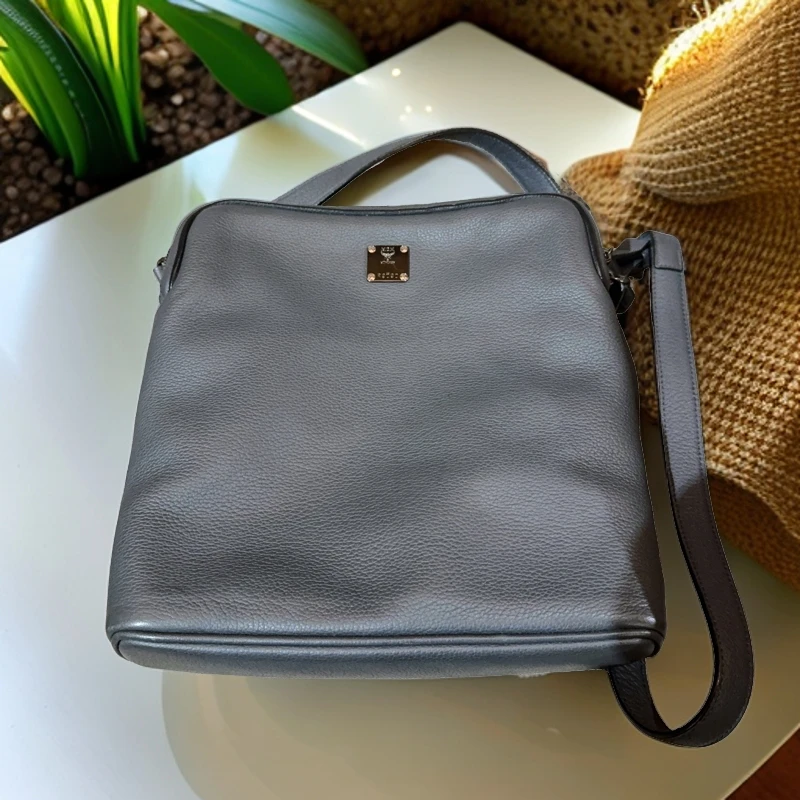 95新 MCM 灰色斜挎包 937 7524