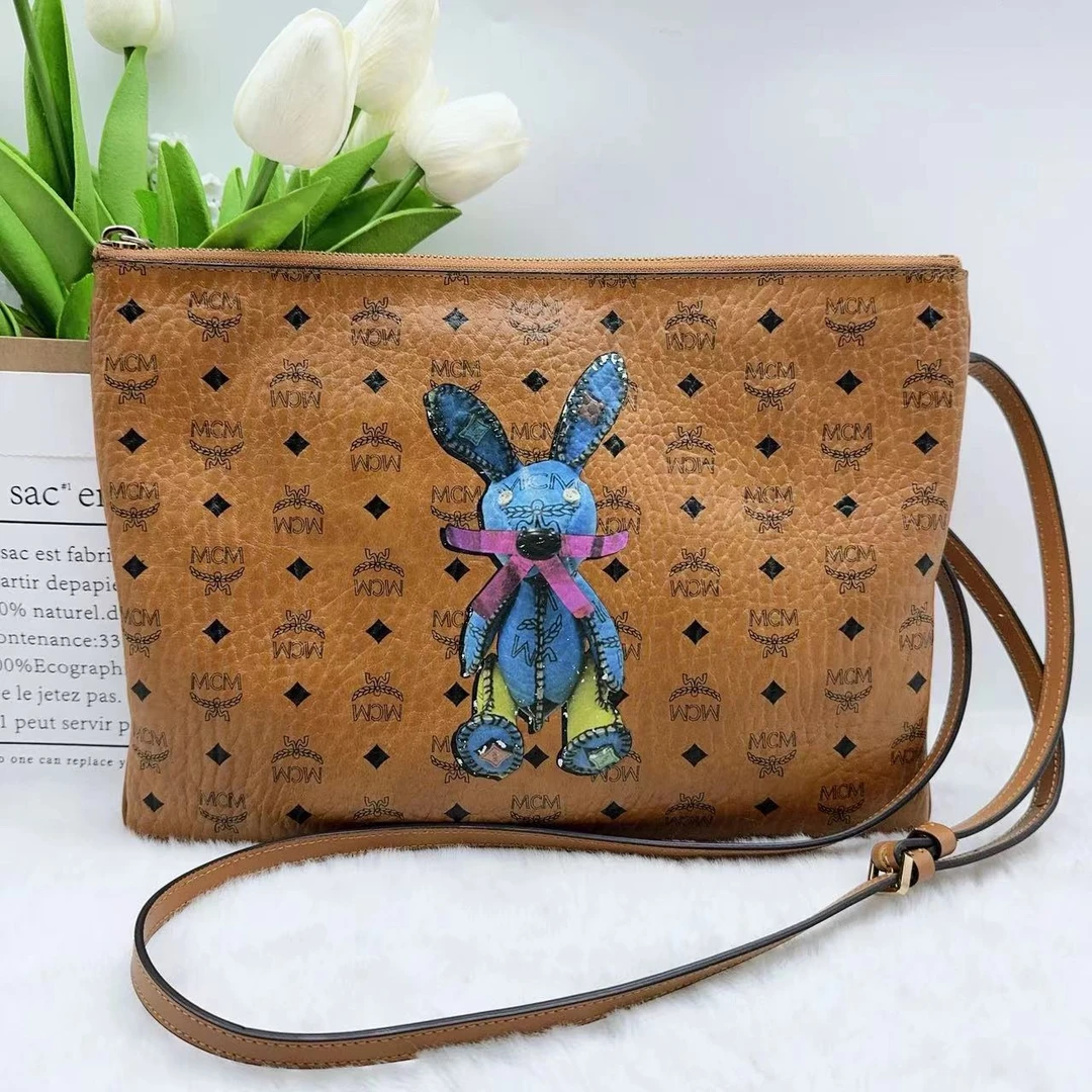 95新 MCM  干邑色手拿包 893 8255