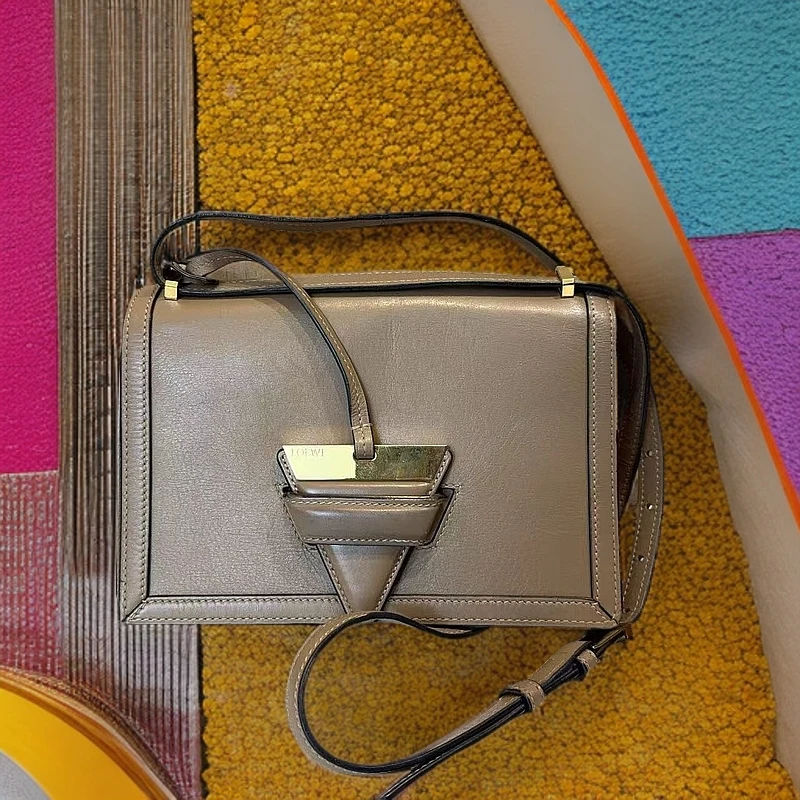 95新 LOEWE/罗意威 棕色三角单肩包 1121 2446 