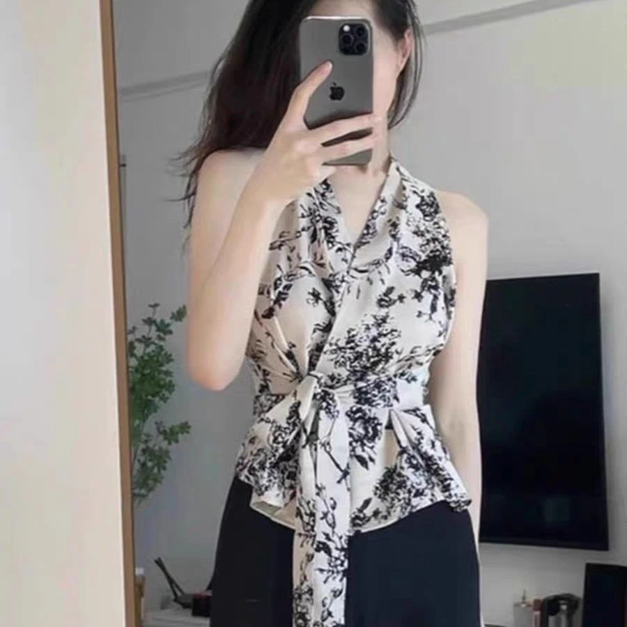 无袖挂脖碎花衬衫女2025新款设计感小众法式独特别致漂亮小上衣夏