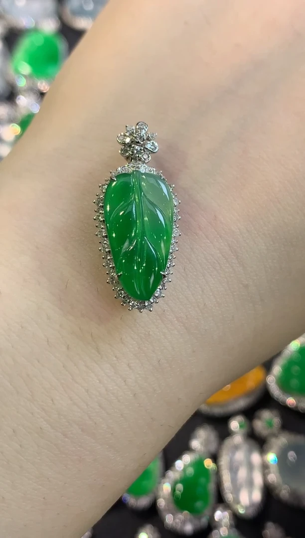 【闪购商品】翡翠颈饰18K金镶嵌绿叶子