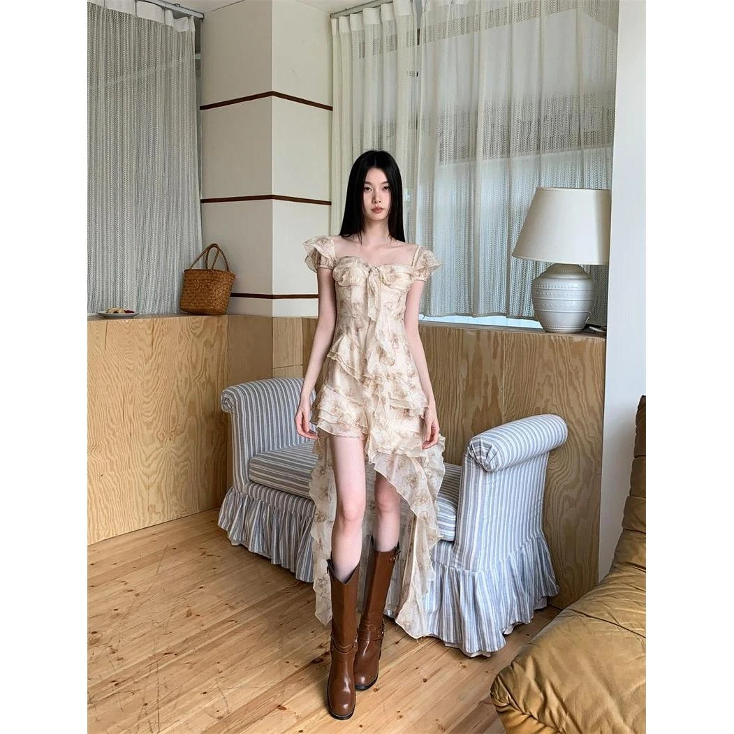 法式气质不规则碎花裙女夏2024新款收腰显瘦长拖尾小众辣妹连衣裙