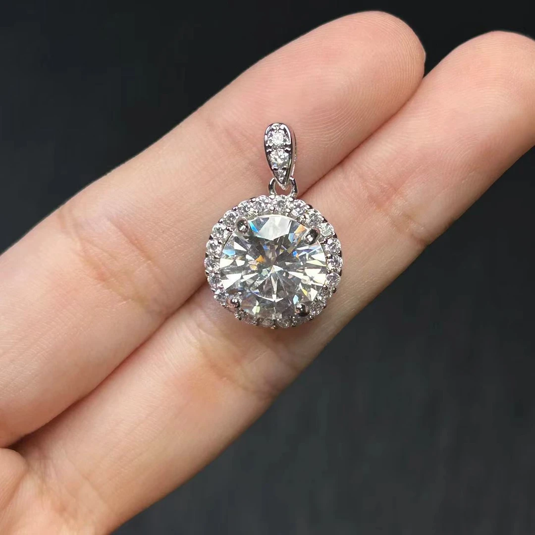 阿鲁沙- 女王气质白色轻奢满钻豪华吊坠配链786