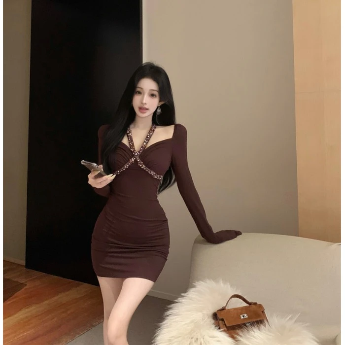 重工镶钻挂脖长袖连衣裙女秋季修身名媛鱼尾短裙显瘦收腰包臀裙子