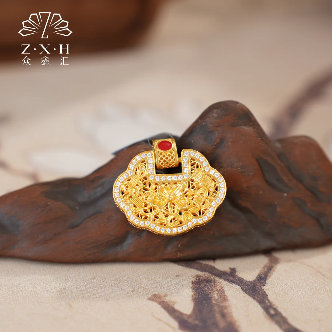 {众鑫汇}足金999  莫桑点钻珐琅花丝锁包吊坠