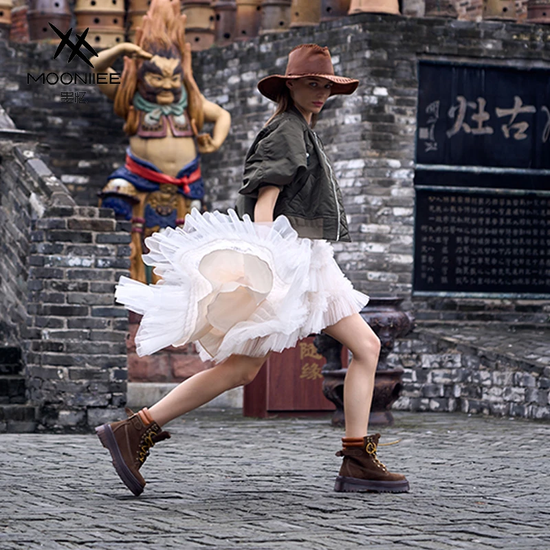 MOONIIEE/墨忆24新品反绒显瘦真皮靴子短筒透气马丁靴女DM2420005