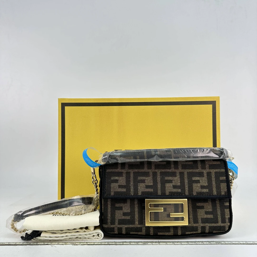 95新 FENDI/芬迪 胖虎曼曼/芬迪/95新/公价0/箱包/斜挎包/3124071