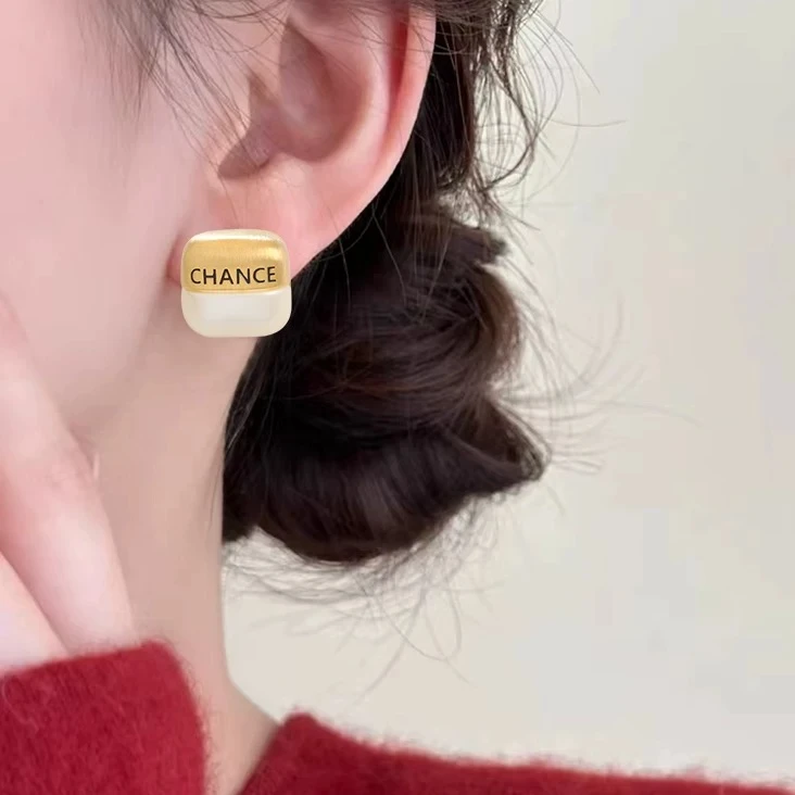 法式方块字母气质感百搭高级耳针R1794