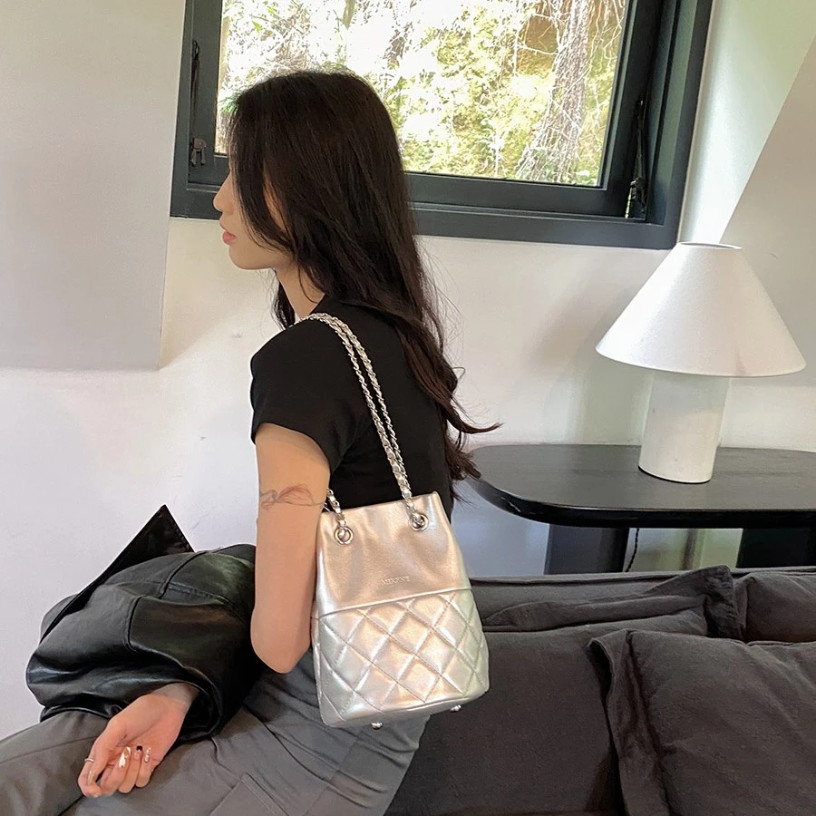 高级感小包包女2023新款秋天百搭单肩斜跨包质感菱格链条水桶包