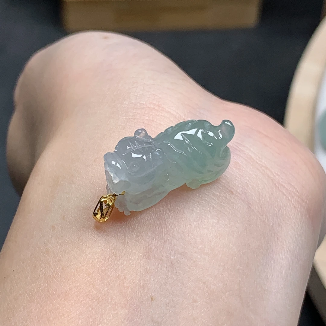 缅甸天然A货翡翠18K金扣头镶嵌冰种起胶生肖虎吊坠