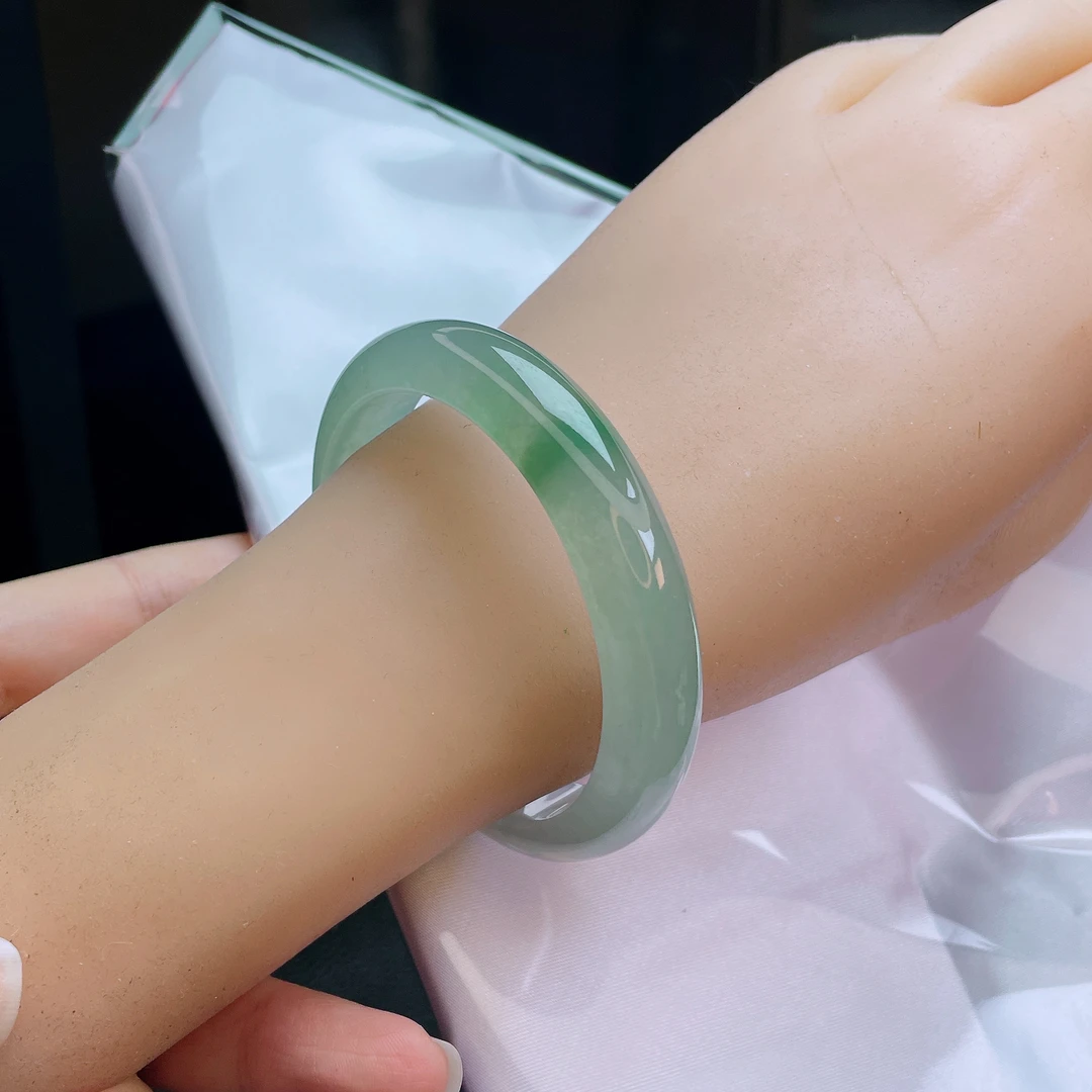 缅甸天然A货翡翠54圈口冰种冰透起光化胶绿底飘绿宽边手镯