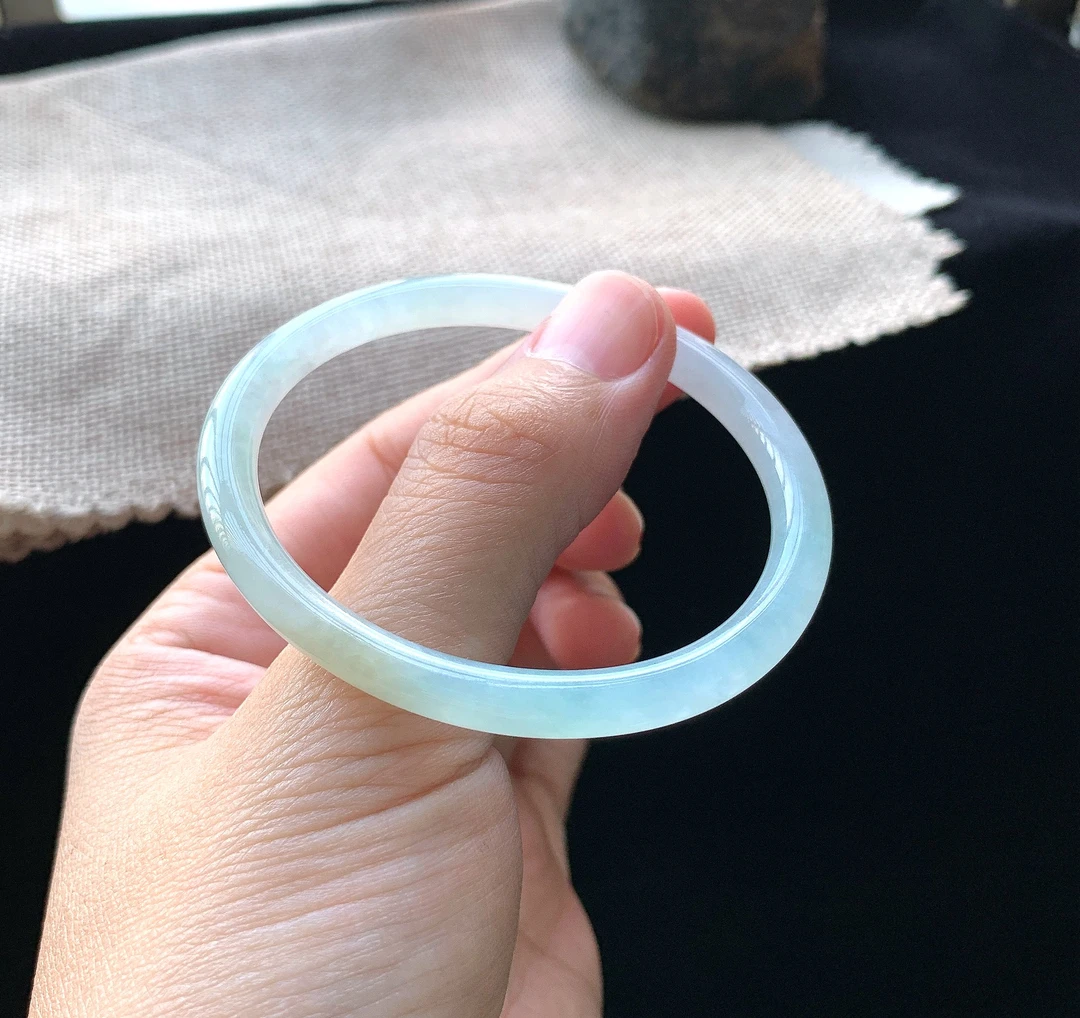 天然翡翠少女拍卖正品A货55圈口水润飘黄贵妃细条玉手镯女款高冰