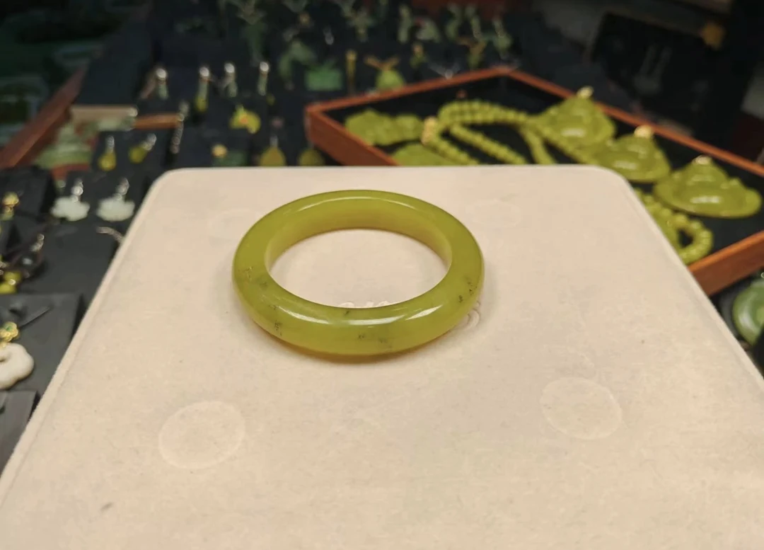 天然岫玉时尚精美玉化手镯（飘花介意慎拍）